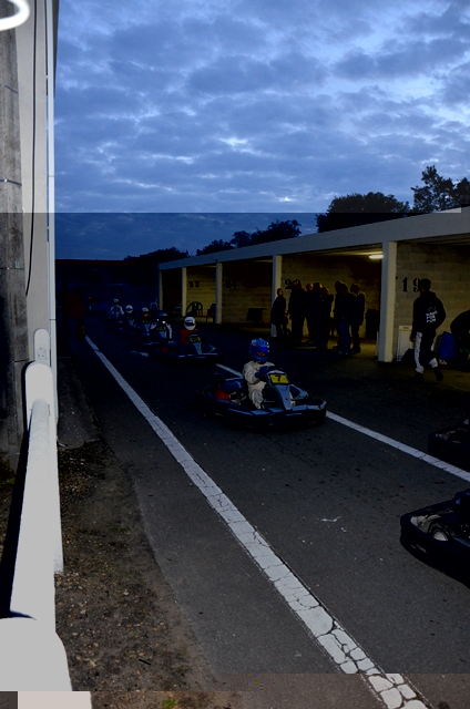 fin de la course, rentrée des pilotes au stand.jpg